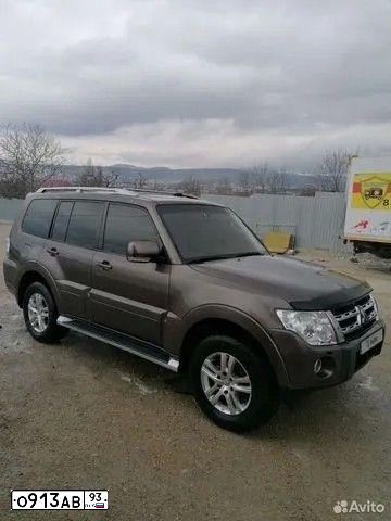 Фото автомобиля MITSUBISHI PAJERO, 2010 — госномер Е890АН193. Цвет: Коричневый