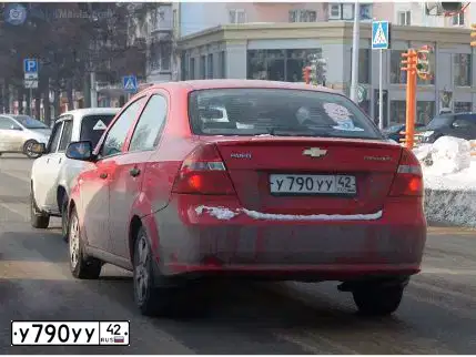 Фото автомобиля CHEVROLET AVEO, 2010 — госномер У790УУ42. Цвет: Красный
