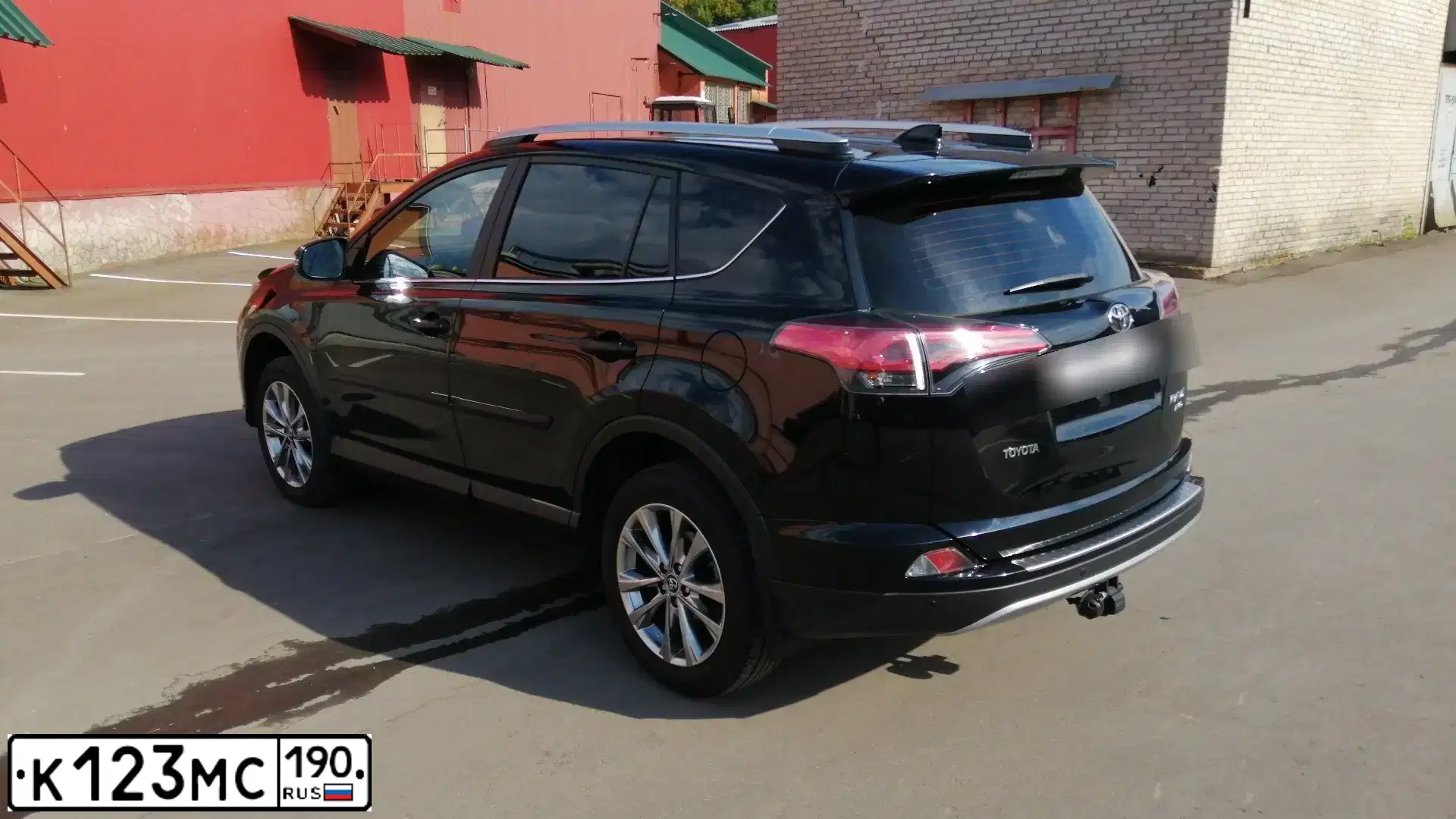 Фото автомобиля TOYOTA RAV4, 2017 — госномер К123МС190. Цвет: ЧЕРНЫЙ МЕТАЛЛИК