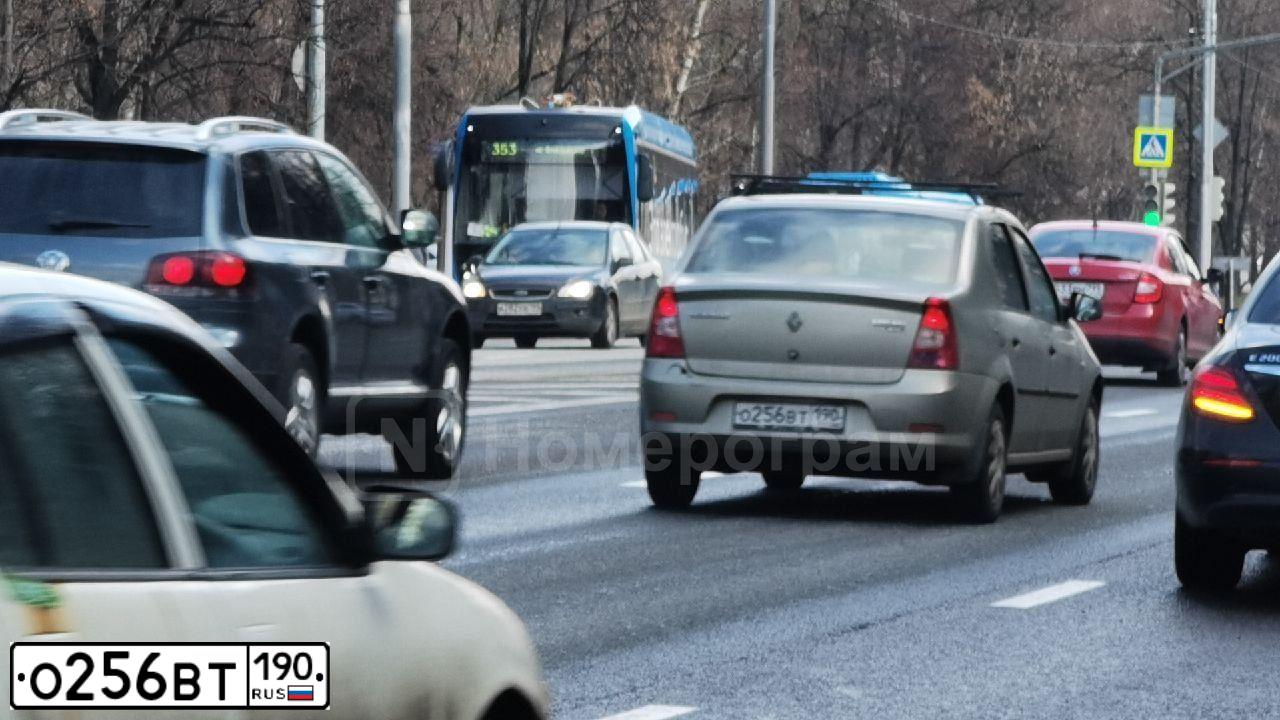 Фото автомобиля RENAULT LOGAN, 2010 — госномер О256ВТ190. Цвет: БЕЖЕВЫЙ
