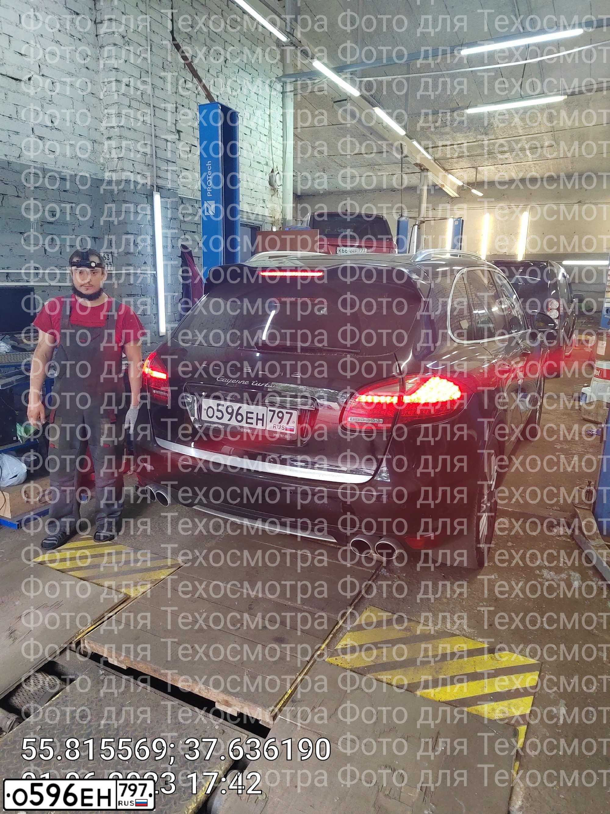 Фото автомобиля PORSCHE CAYENNE, 2010 — госномер О596ЕН797. Цвет: ЧЕРНЫЙ