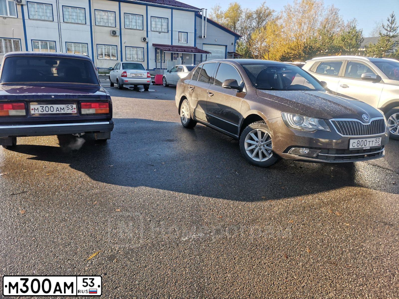 Фото автомобиля TOYOTA CAMRY, 2006 — госномер М300АМ53. Цвет: Серебристый