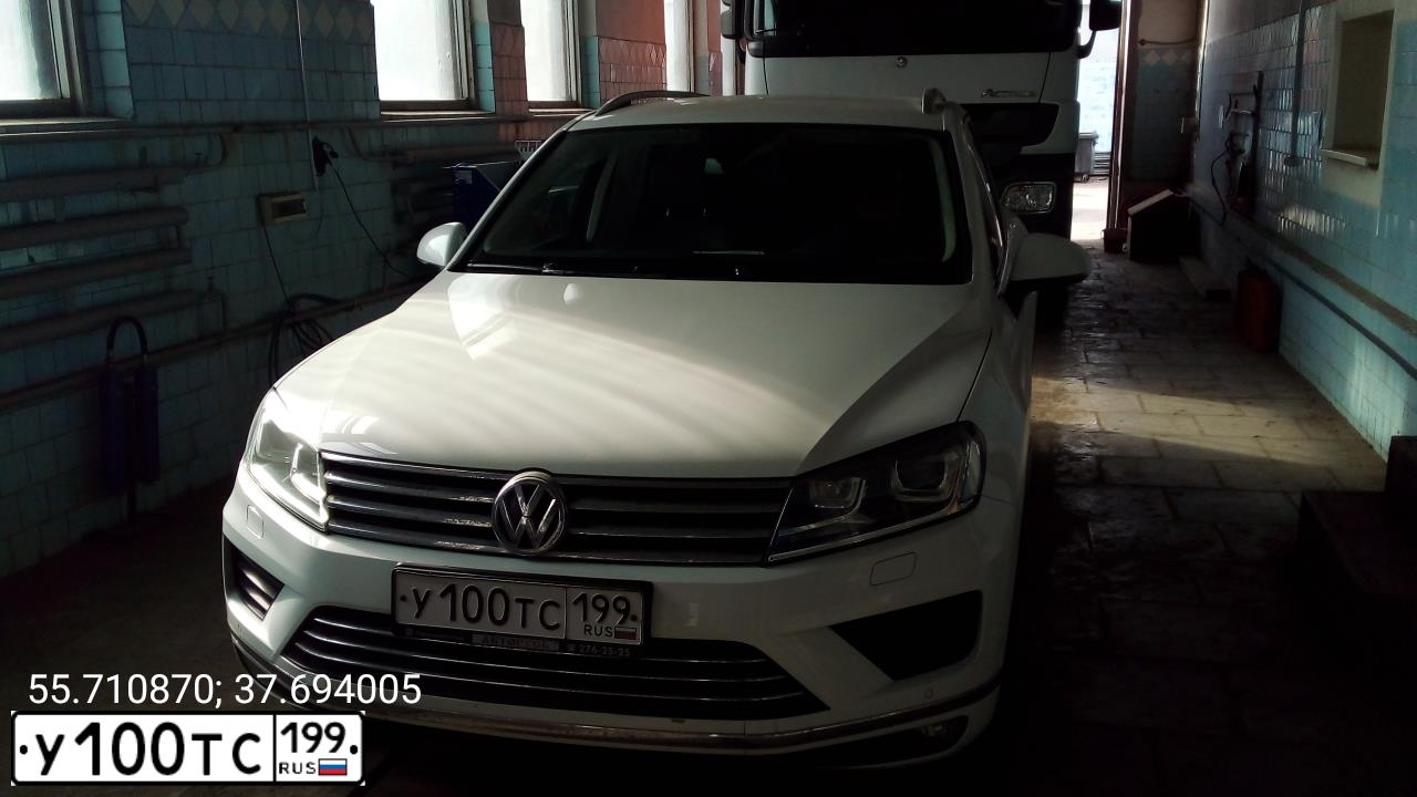 Фото автомобиля VOLKSWAGEN TOUAREG, 2016 — госномер У100ТС199. Цвет: БЕЛЫЙ