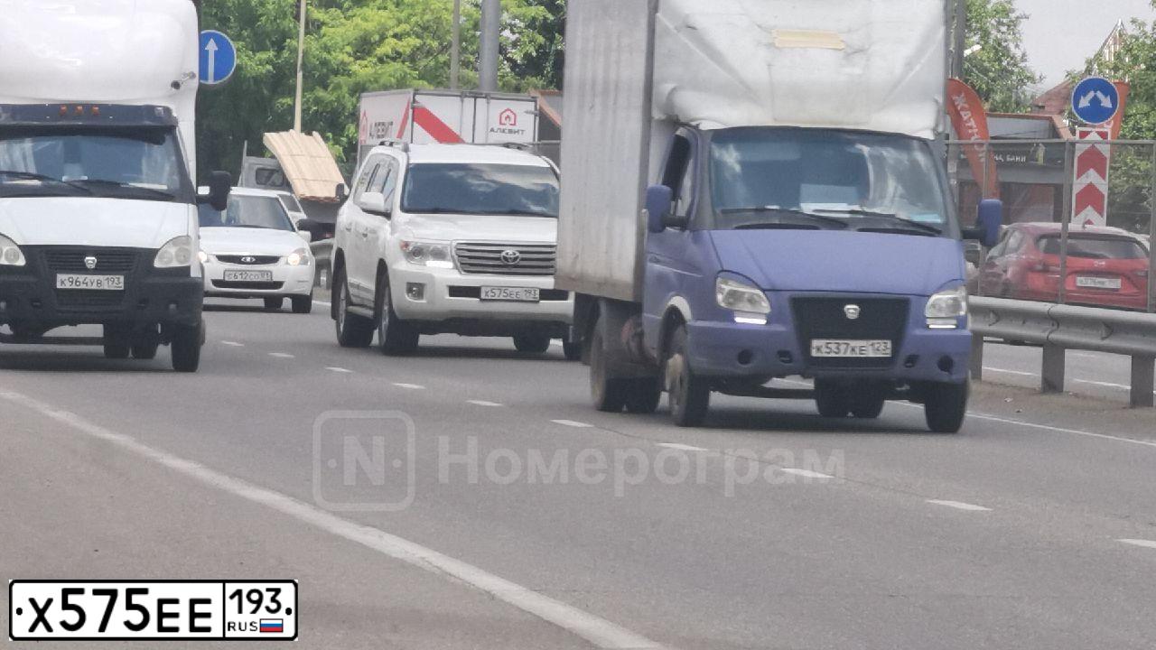 Фото автомобиля TOYOTA LANDCRUISER 200, 2012 — госномер Х575ЕЕ193. Цвет: Белый