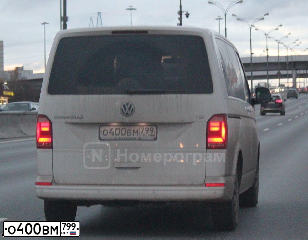 Фото автомобиля VOLKSWAGEN CARAVELLE, 2017 — госномер О400ВМ799. Цвет: БЕЛЫЙ