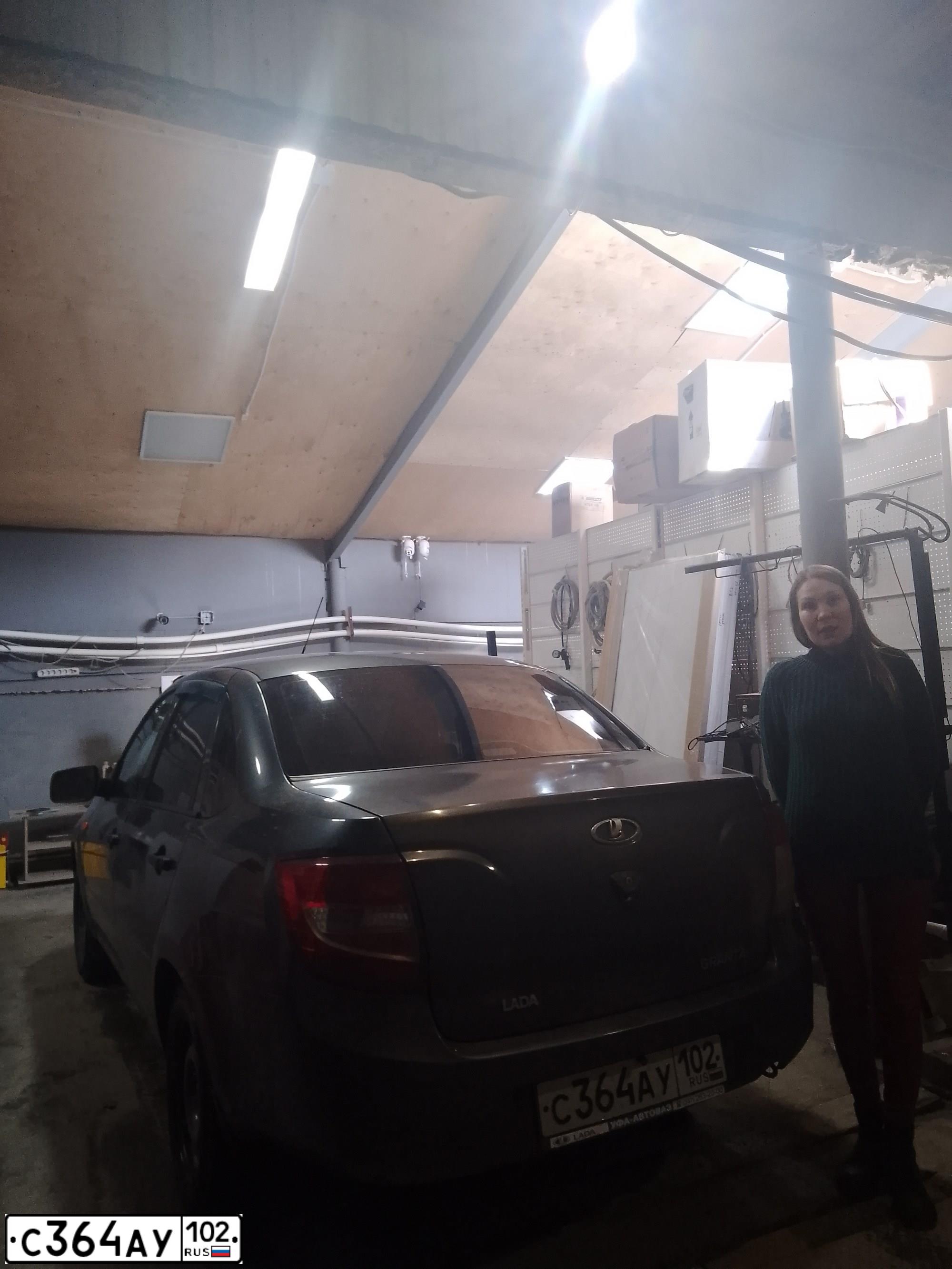 Фото автомобиля LADA 2190 GRANTA, 2014 — госномер М772КЕ702. Цвет: серебристо-темно-серый