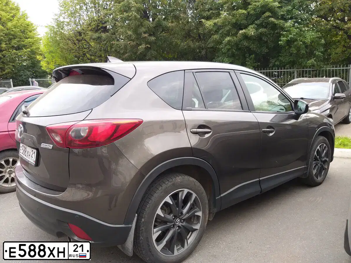 Фото автомобиля MAZDA CX-5, 2016 — госномер Е588ХН21. Цвет: КОРИЧНЕВЫЙ