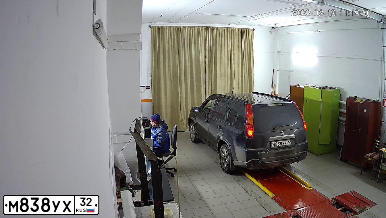 Фото автомобиля NISSAN X-TRAIL, 2007 — госномер М303ММ32. Цвет: ЧЕРНЫЙ