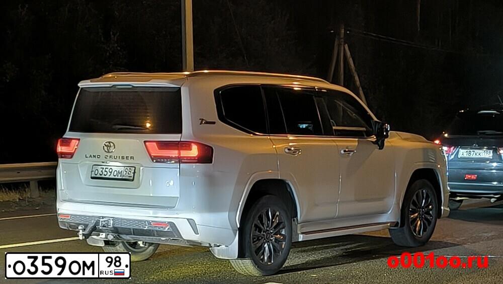 Фото автомобиля TOYOTA LANDCRUISER 200, 2014 — госномер С444ВХ47. Цвет: Белый