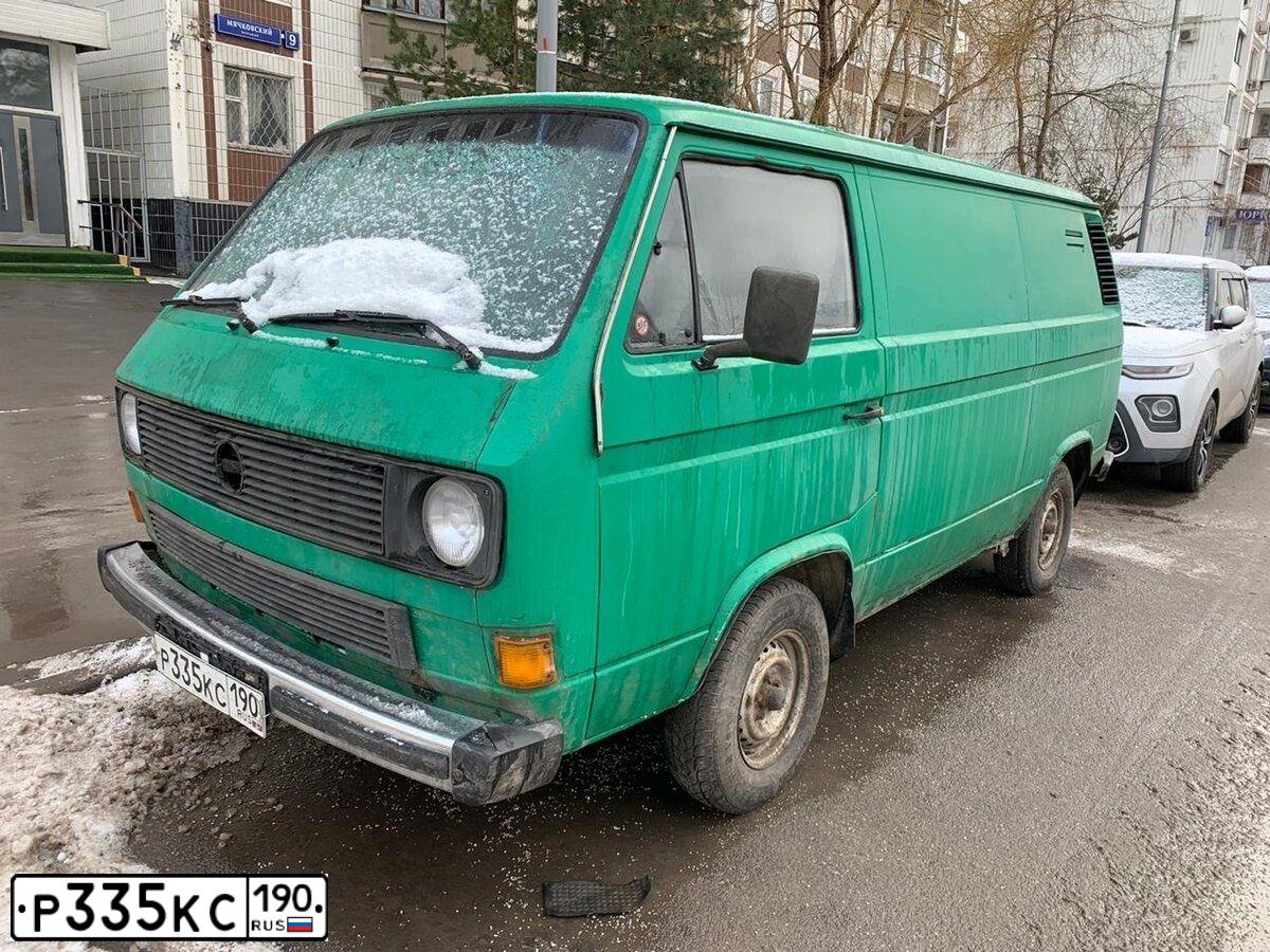 Фото автомобиля VOLKSWAGEN ФОЛЬКСВАГЕН ТРАНСПОРТЕР, 1989 — госномер С020АВ90. Цвет: ЗЕЛЕНЫЙ