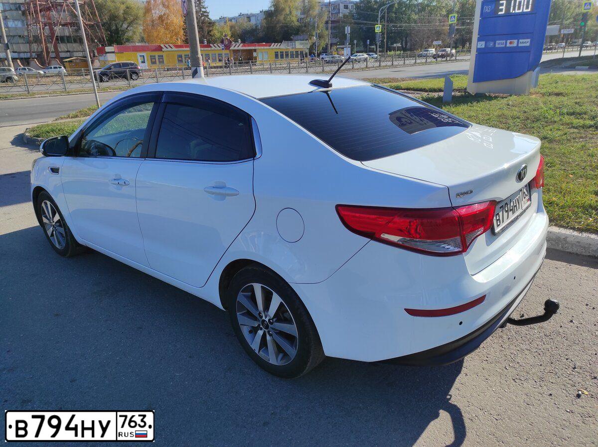 Фото автомобиля KIA RIO, 2017 — госномер В371НО156. Цвет: Белый