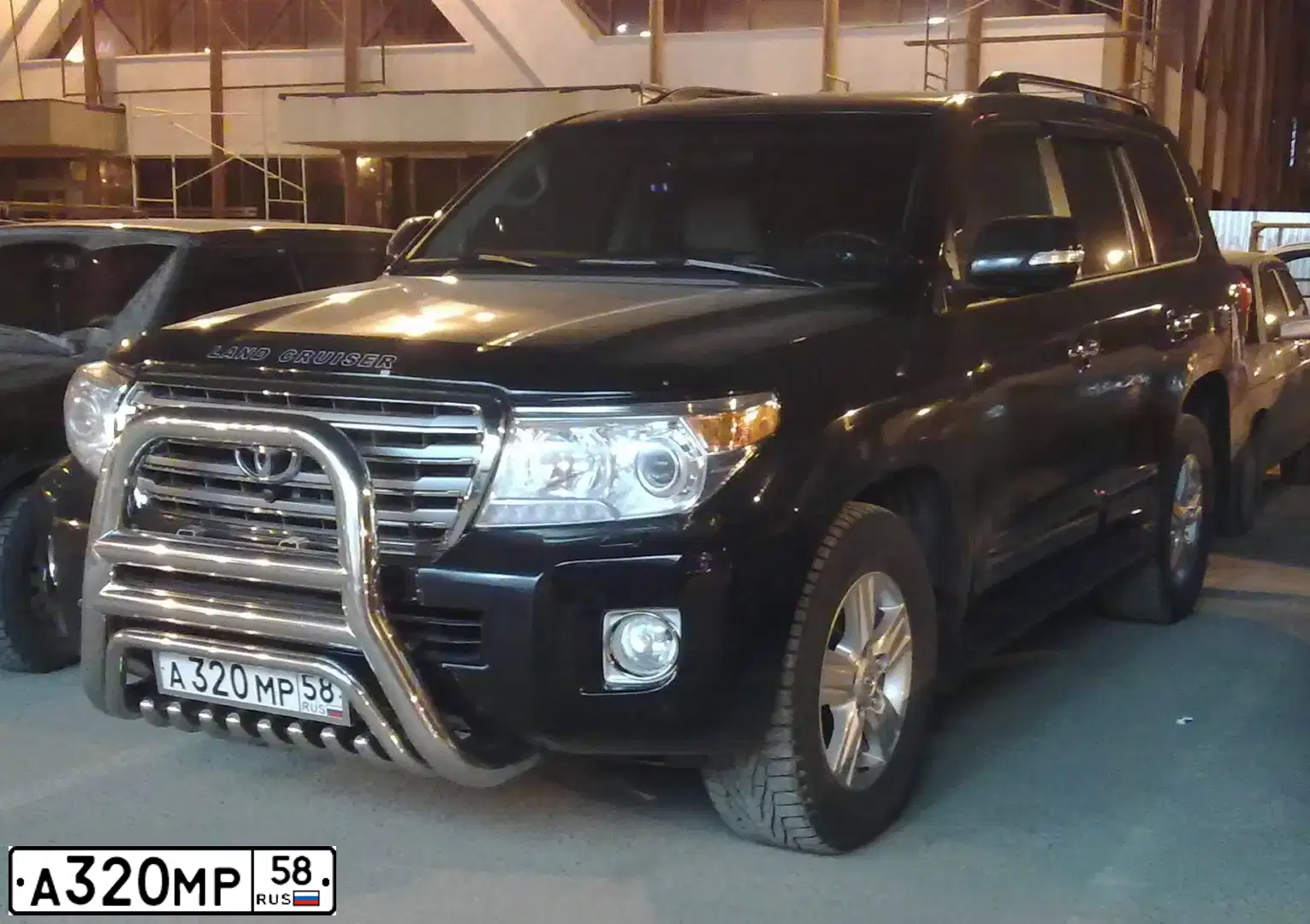 Фото автомобиля TOYOTA LANDCRUISER 200, 2012 — госномер А320МР58. Цвет: ЧЕРНЫЙ