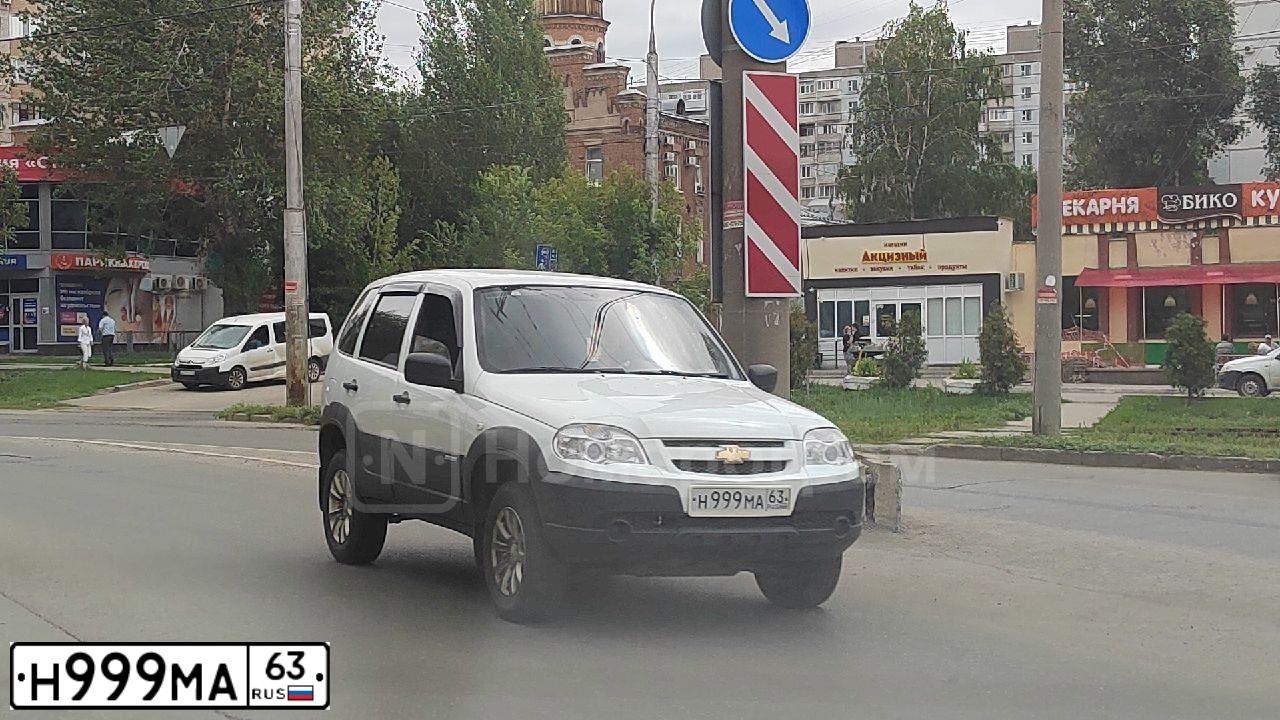 Фото автомобиля CHEVROLET NIVA, 2006 — госномер Х109ОМ763. Цвет: Черно-синий металлик
