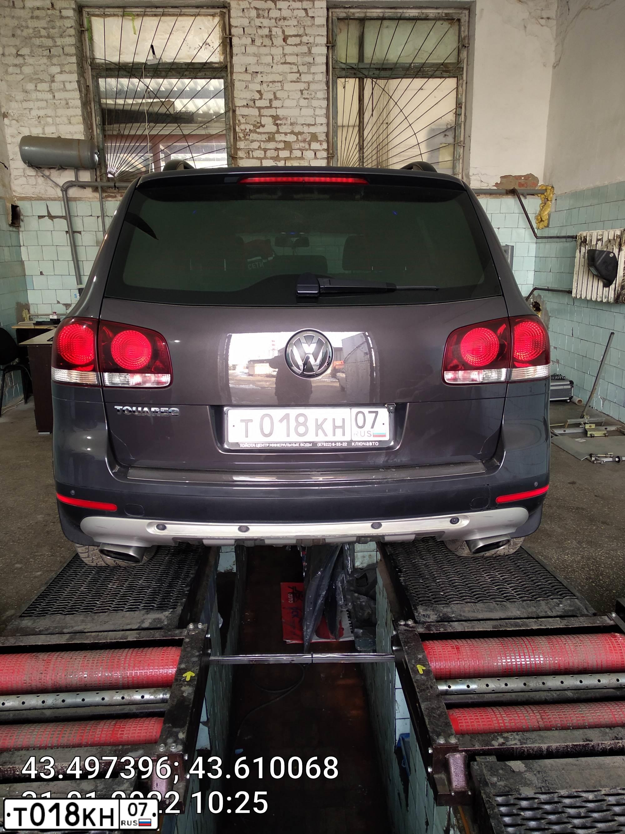 Фото автомобиля VOLKSWAGEN TOUAREG, 2007 — госномер Т018КН07. Цвет: ЧЕРНО-СЕРЫЙ