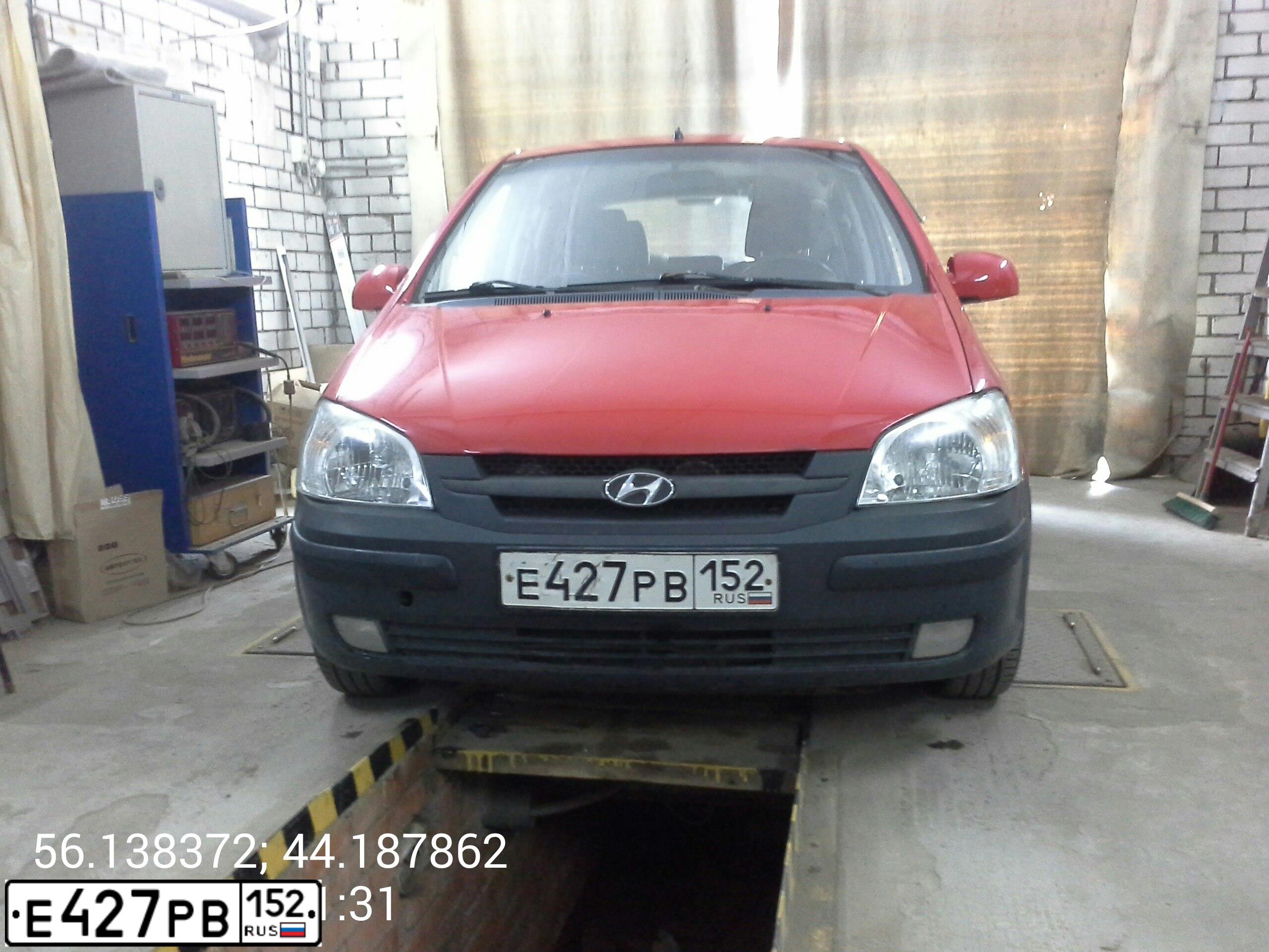 Фото автомобиля HYUNDAI GETZ, 2004 — госномер Х985АХ52. Цвет: ЯРКО-КРАСНЫЙ