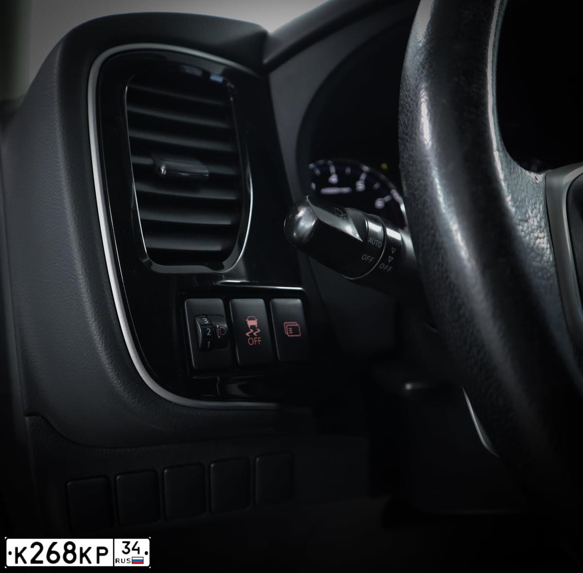 Фото автомобиля MITSUBISHI GRANDIS 2 4, 2006 — госномер С263ЕЕ799. Цвет: Серебристый