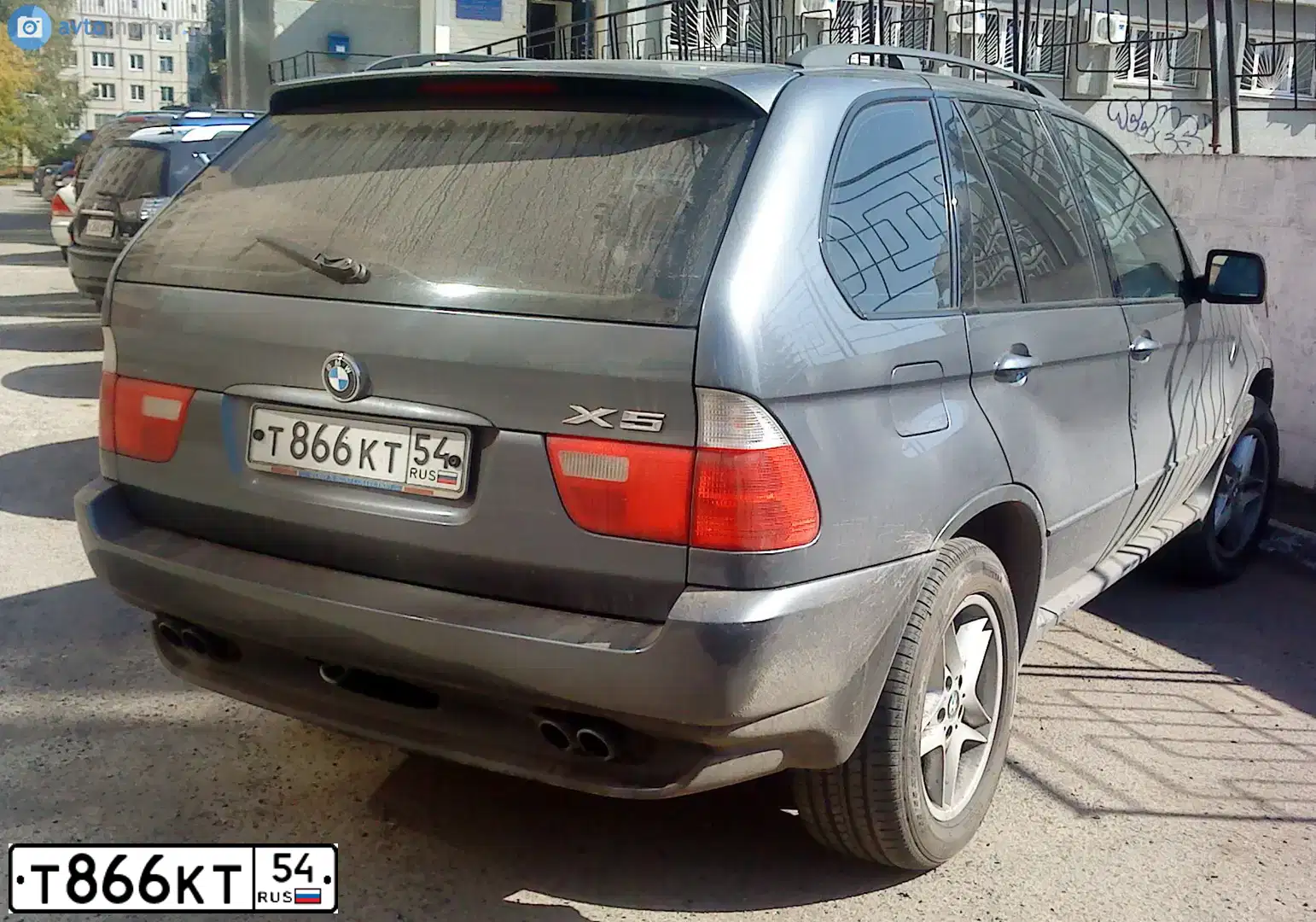Фото автомобиля BMW X5, 2002 — госномер Р555МК54. Цвет: СЕРЫЙ