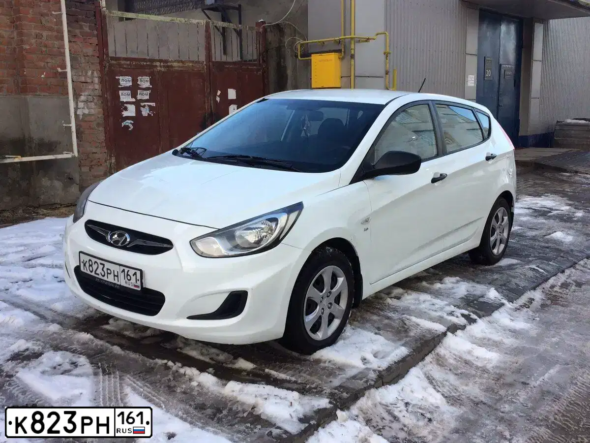 Фото автомобиля HYUNDAI SOLARIS, 2013 — госномер К823РН161. Цвет: БЕЛЫЙ