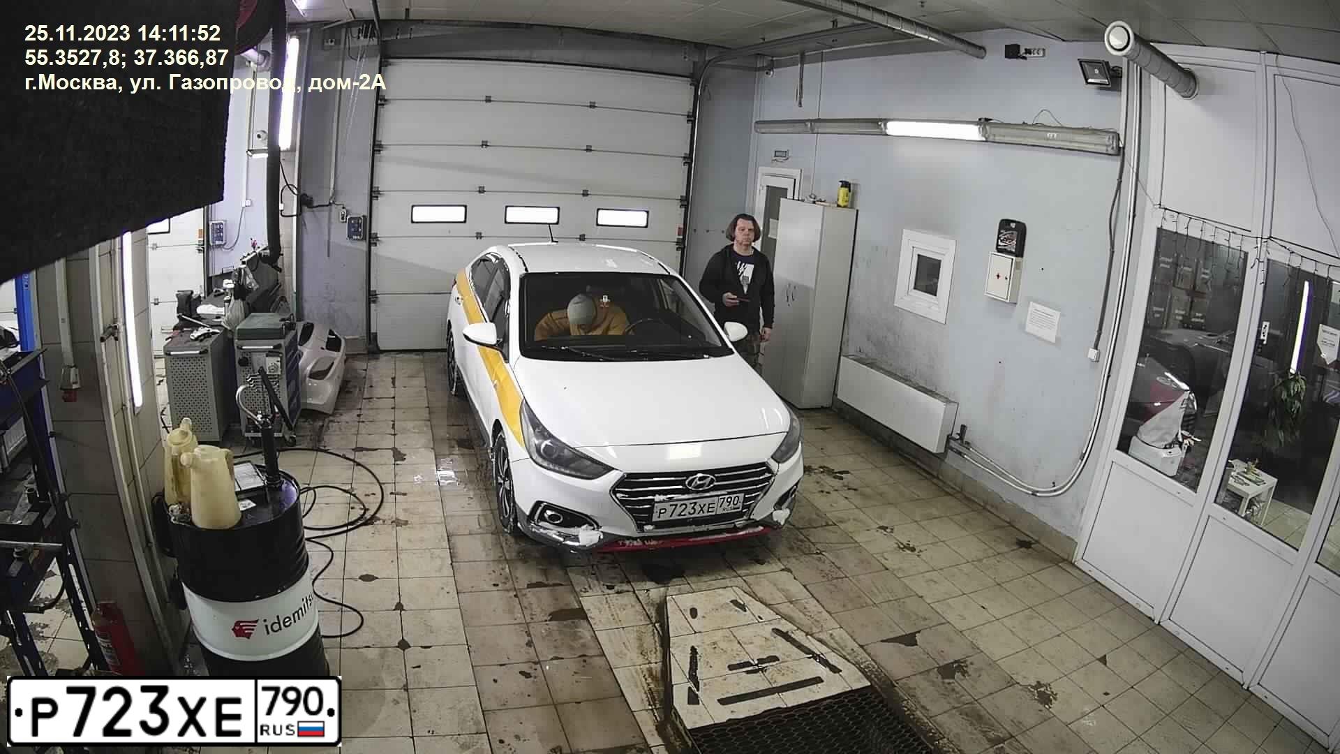 Фото автомобиля HYUNDAI SOLARIS, 2017 — госномер А169СЕ750. Цвет: БЕЛЫЙ-ЖЕЛТЫЙ-СЕРЫЙ