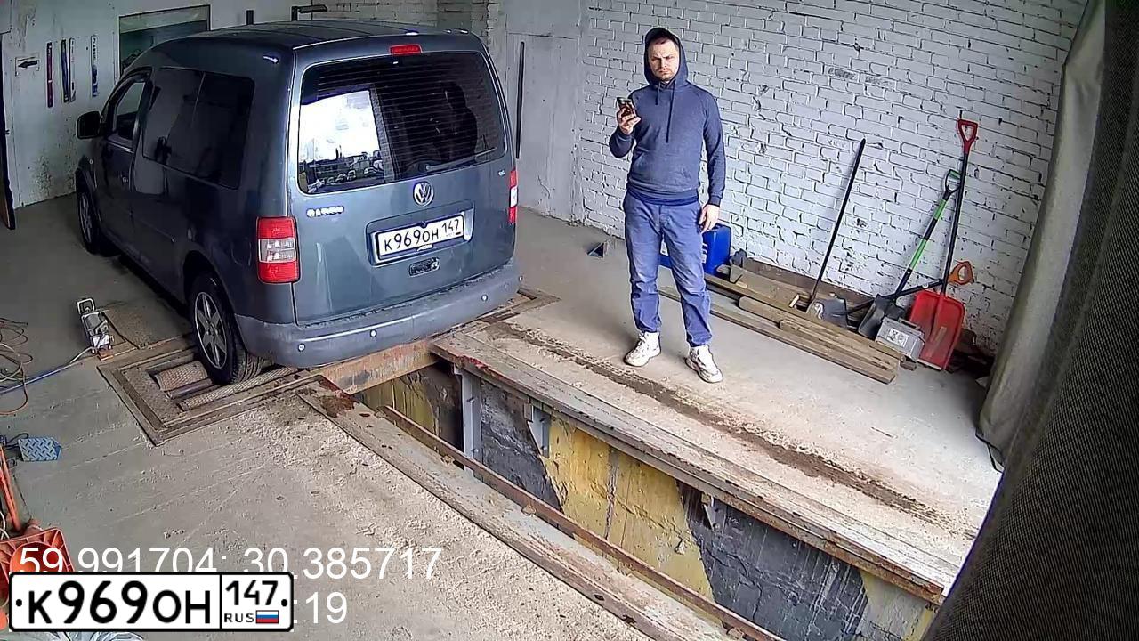 Фото автомобиля VOLKSWAGEN CADDY, 2008 — госномер Е093МУ147. Цвет: СЕРО-СИНИЙ