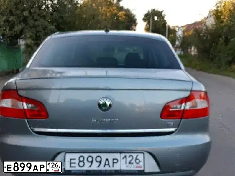 Фото автомобиля SKODA SUPERB, 2010 — госномер М171ММ26. Цвет: СЕРЫЙ