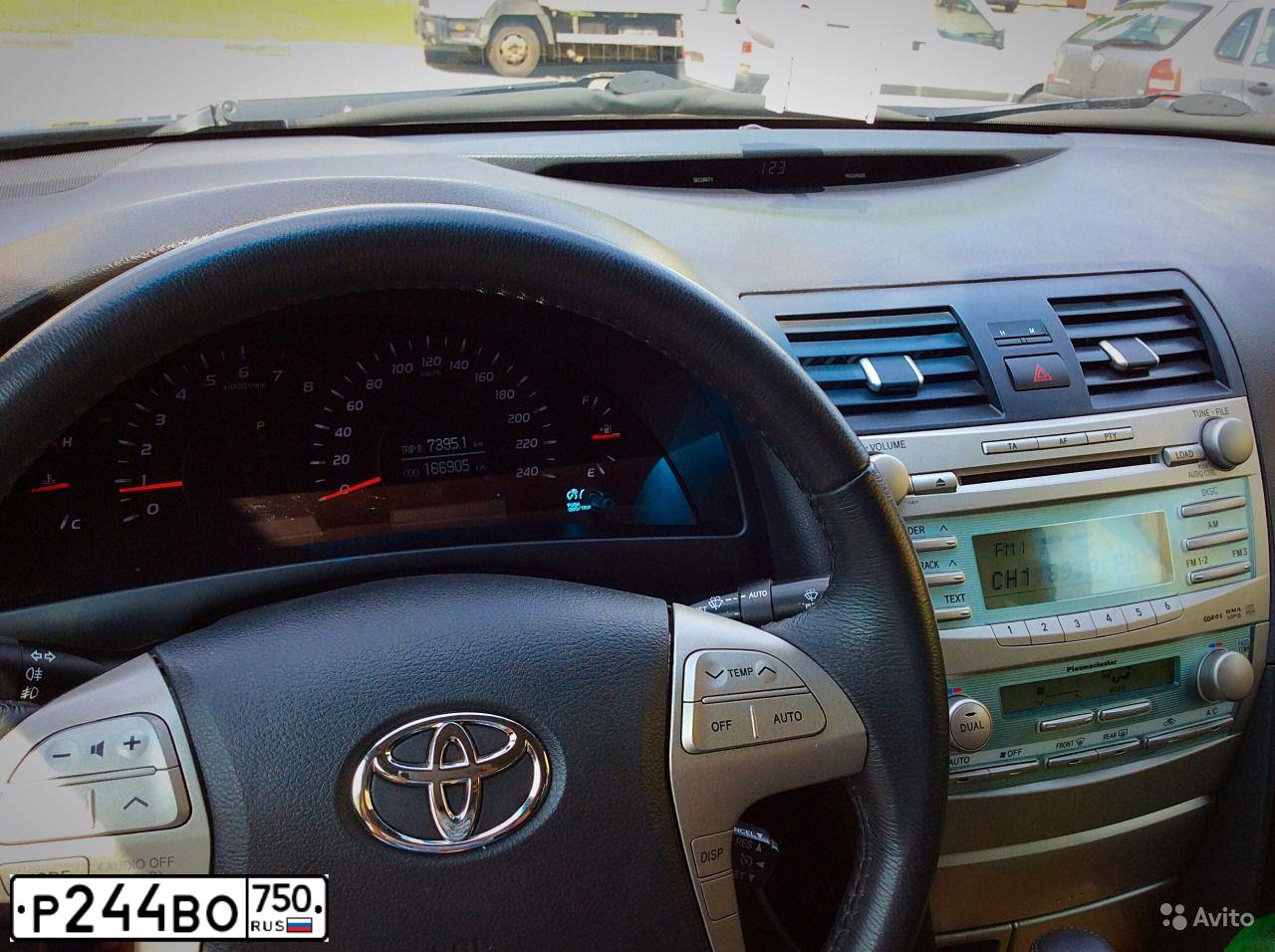 Фото автомобиля TOYOTA CAMRY, 2007 — госномер О711УК174. Цвет: Серый