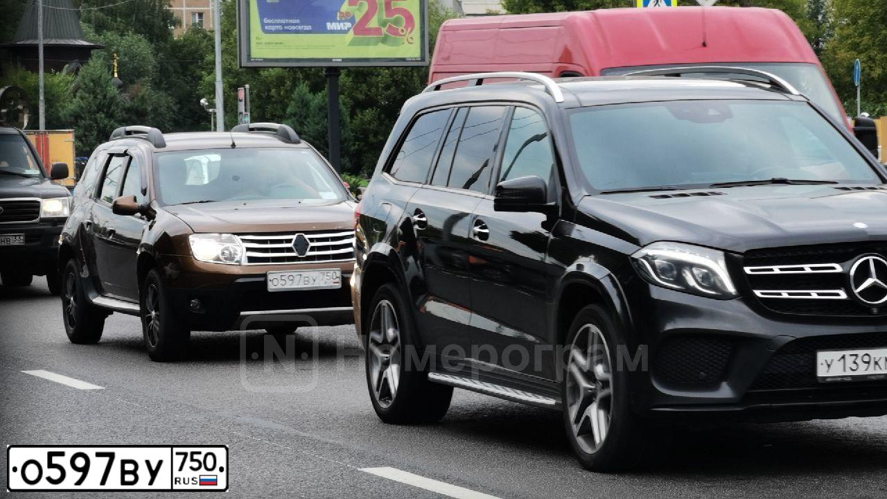 Фото автомобиля RENAULT DUSTER, 2013 — госномер О597ВУ750. Цвет: КОРИЧНЕВЫЙ
