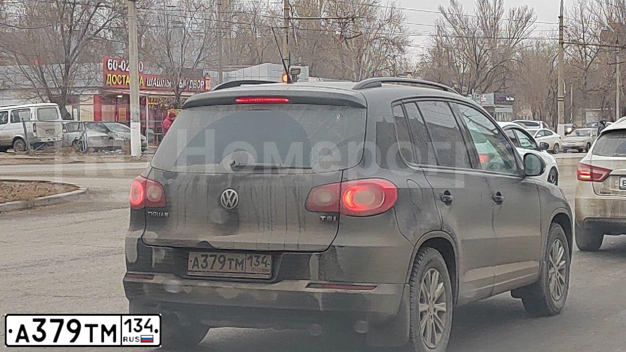 Фото автомобиля VOLKSWAGEN TIGUAN, 2010 — госномер А379ТМ134. Цвет: ЧЕРНЫЙ