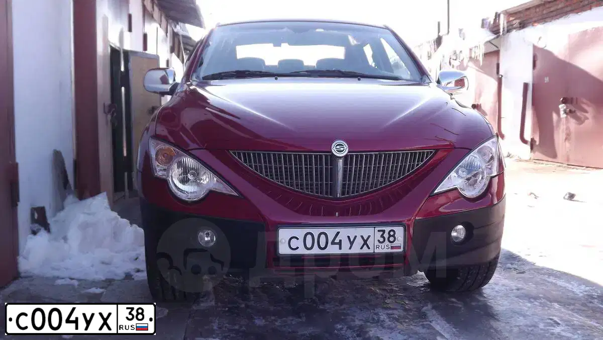 Фото автомобиля SSANGYONG ACTYON SPORTS, 2011 — госномер С004УХ38. Цвет: КРАСНЫЙ