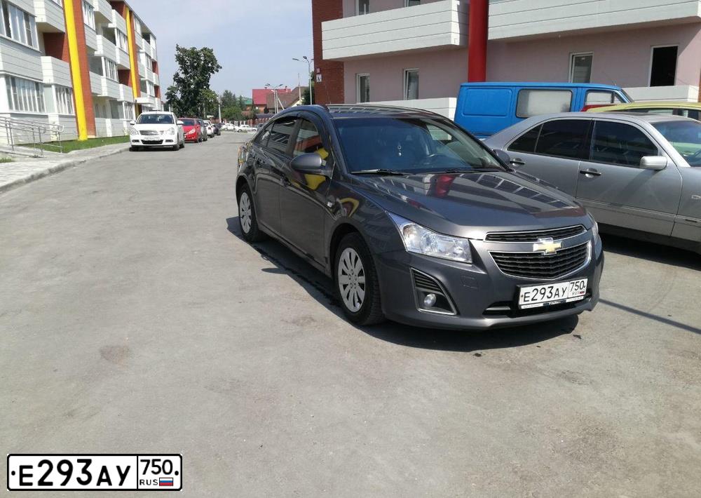 Фото автомобиля CHEVROLET CRUZE, 2013 — госномер Е293АУ750. Цвет: СЕРЫЙ МЕТАЛЛИК