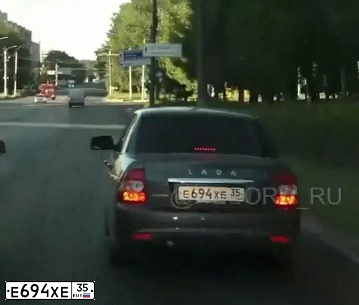 Фото автомобиля LADA 2170 PRIORA, 2017 — госномер Е694ХЕ35. Цвет: серебристо-темно-серый