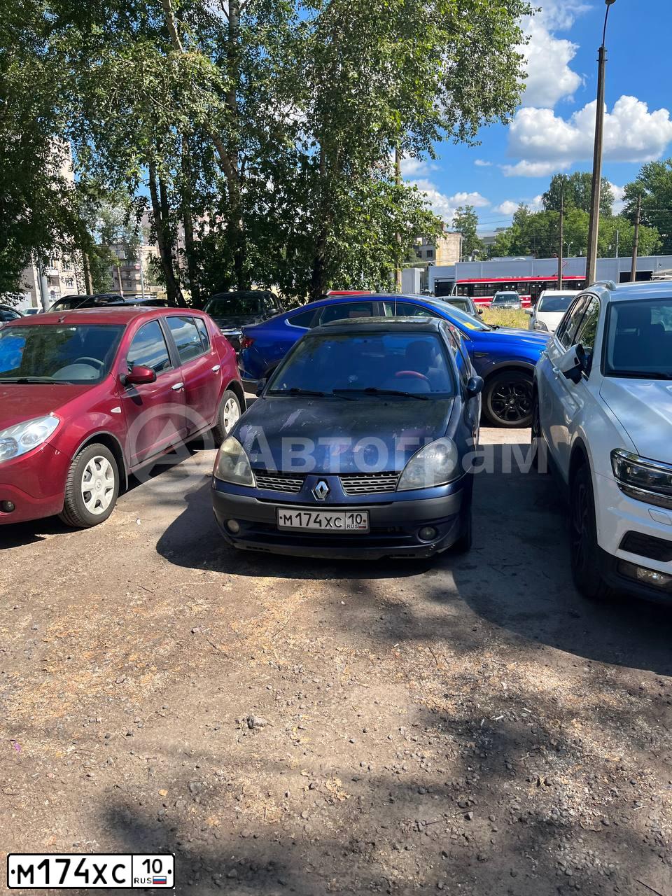 Фото автомобиля RENAULT CLIO, 2001 — госномер М174ХС10. Цвет: синий