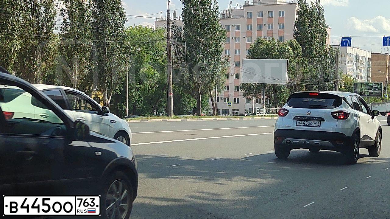 Фото автомобиля RENAULT KAPTUR, 2020 — госномер В445ОО763. Цвет: МНОГОЦВЕТНЫЙ
