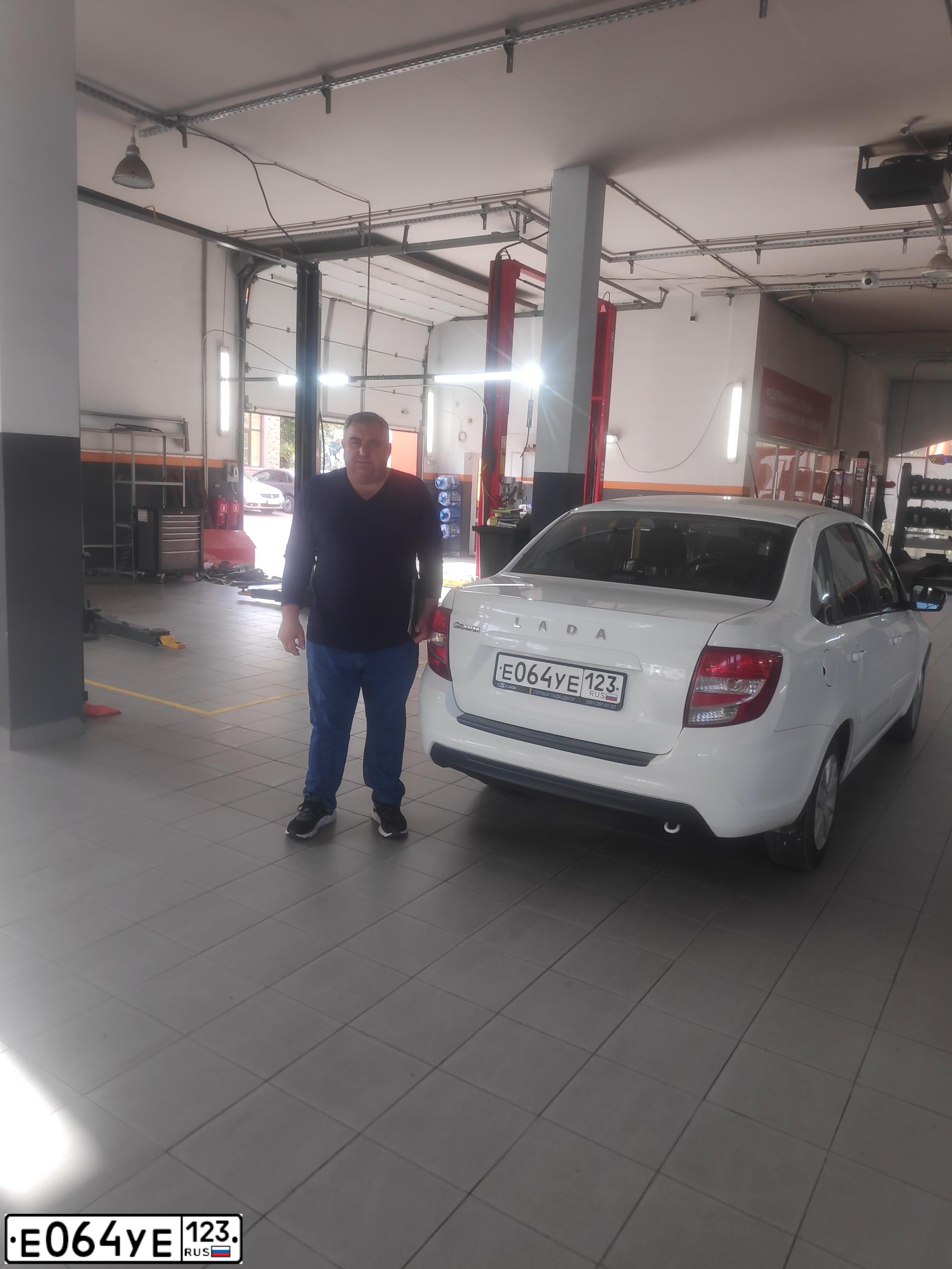 Фото автомобиля LADA 2190 GRANTA, 2019 — госномер Е064УЕ123. Цвет: БЕЛЫЙ