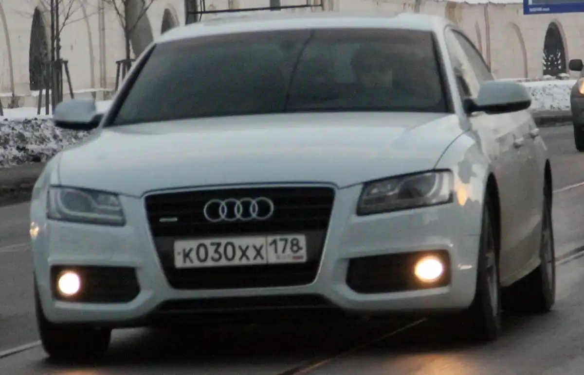 Фото автомобиля AUDI A4, 2013 — госномер С008ТТ47. Цвет: БЕЛЫЙ
