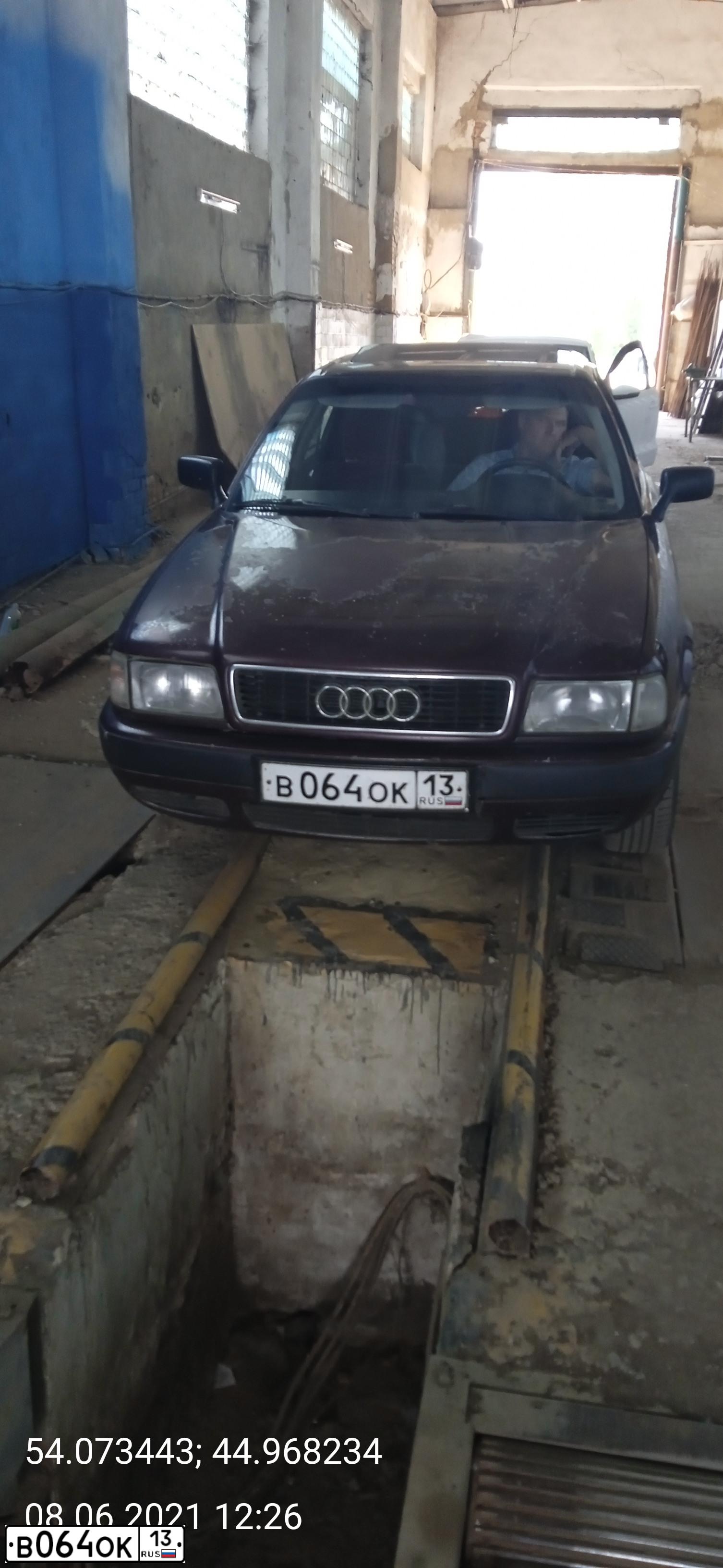 Фото автомобиля AUDI 80, 1993 — госномер В064ОК13. Цвет: ТЕМНО-ВИШНЕВЫЙ
