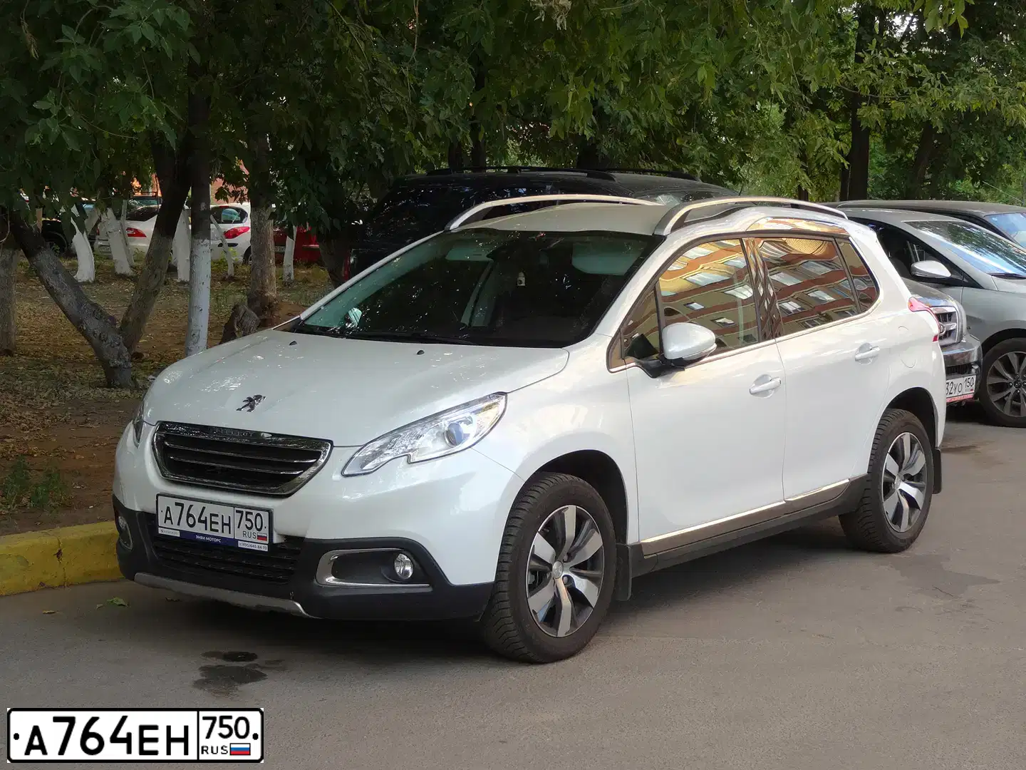 Фото автомобиля PEUGEOT 2008, 2014 — госномер А764ЕН750. Цвет: БЕЛЫЙ