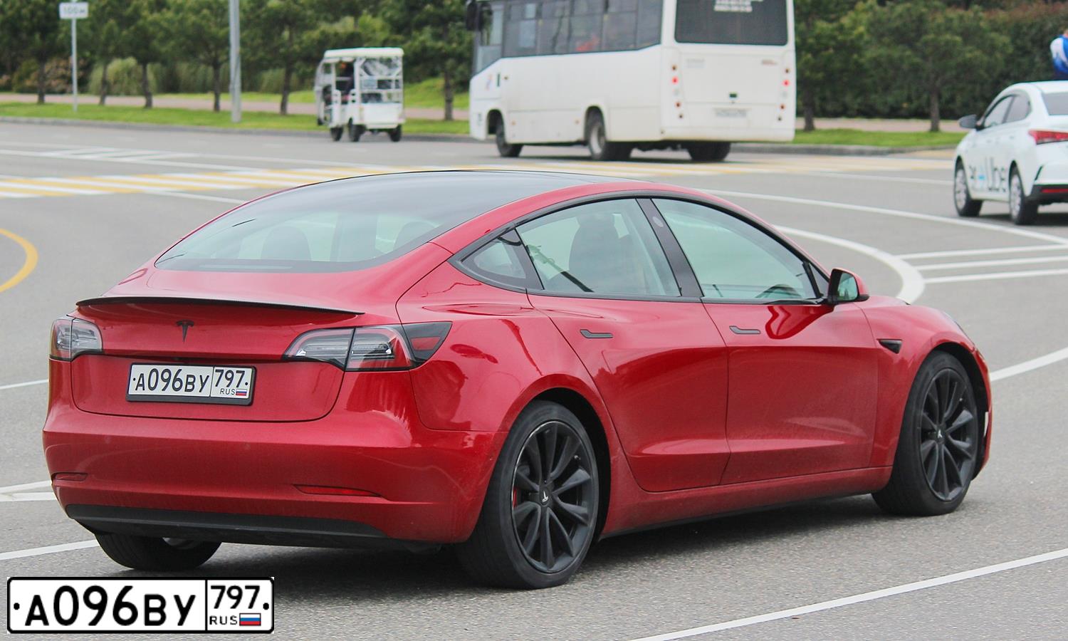 Фото автомобиля TESLA MODEL 3, 2018 — госномер А096ВУ797. Цвет: Красный