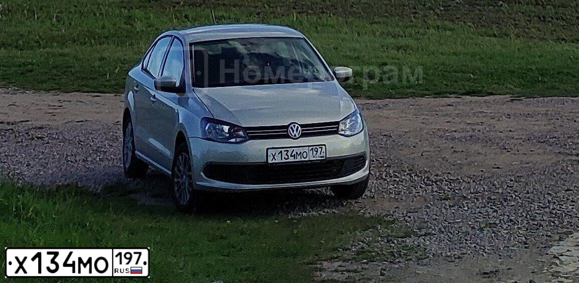 Фото автомобиля VOLKSWAGEN POLO, 2011 — госномер Х134МО197. Цвет: ЖЕЛТЫЙ