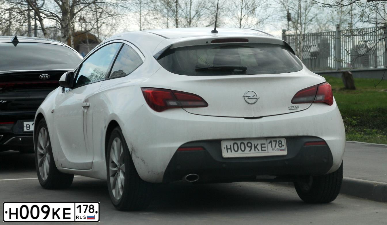 Фото автомобиля OPEL ASTRA, 2012 — госномер Н009КЕ178. Цвет: Белый