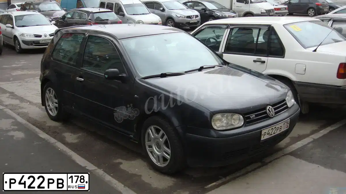 Фото автомобиля VOLKSWAGEN GOLF, 1998 — госномер Р422РВ178. Цвет: ЧЕРНЫЙ