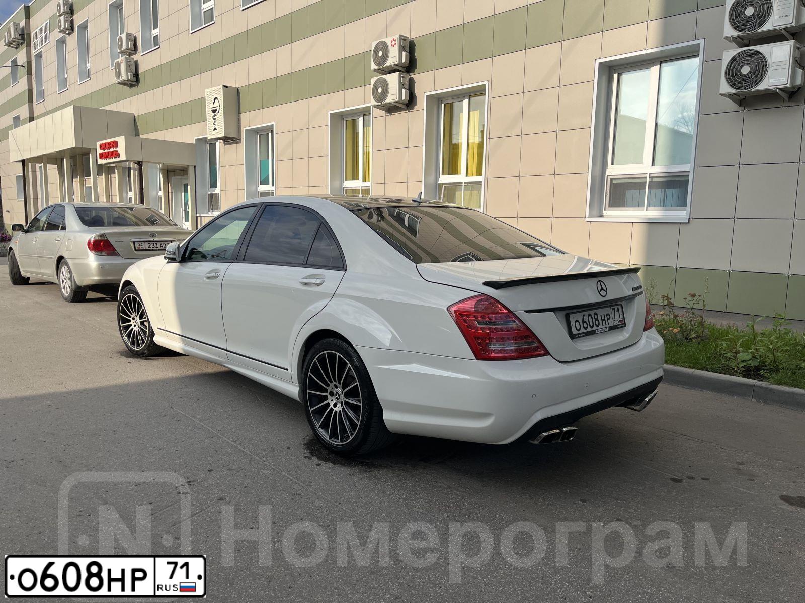 Фото автомобиля MERCEDES S-KLASSE, 2008 — госномер С221ТМ05. Цвет: Белый