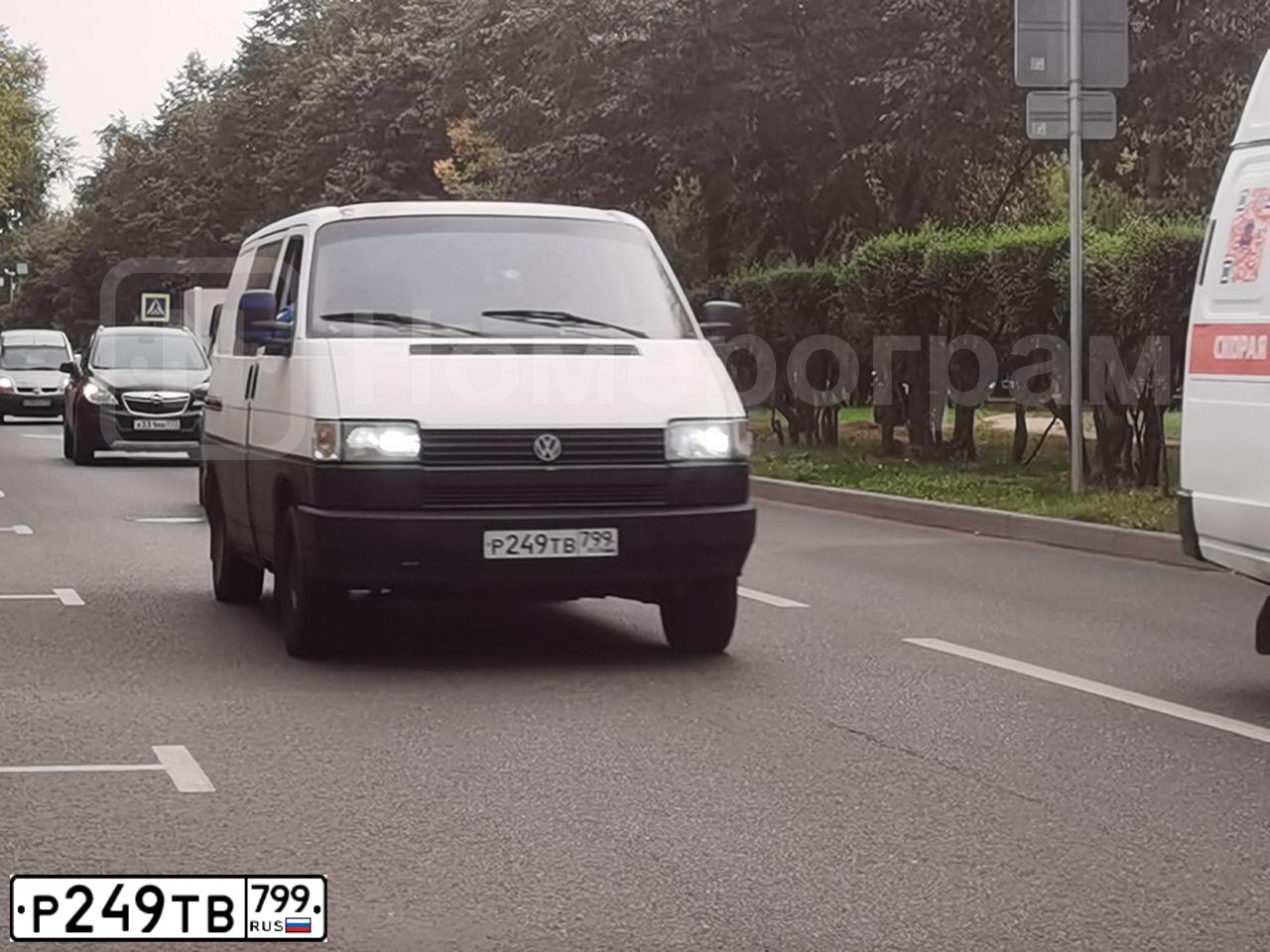 Фото автомобиля VOLKSWAGEN TRANSPORTER, 1994 — госномер О273ТЕ197. Цвет: Белый черный