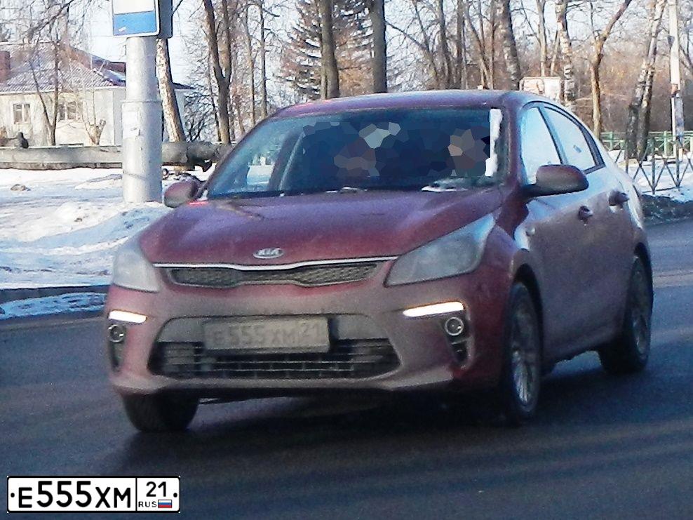 Фото автомобиля KIA RIO, 2018 — госномер К211РВ21. Цвет: Красный