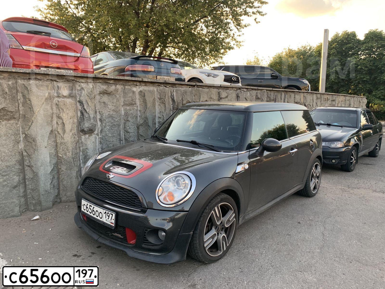 Фото автомобиля MINI МИНИ КУПЕР S КЛУБМАН, 2010 — госномер С656ОО197. Цвет: ТЕМНО-СЕРЫЙ