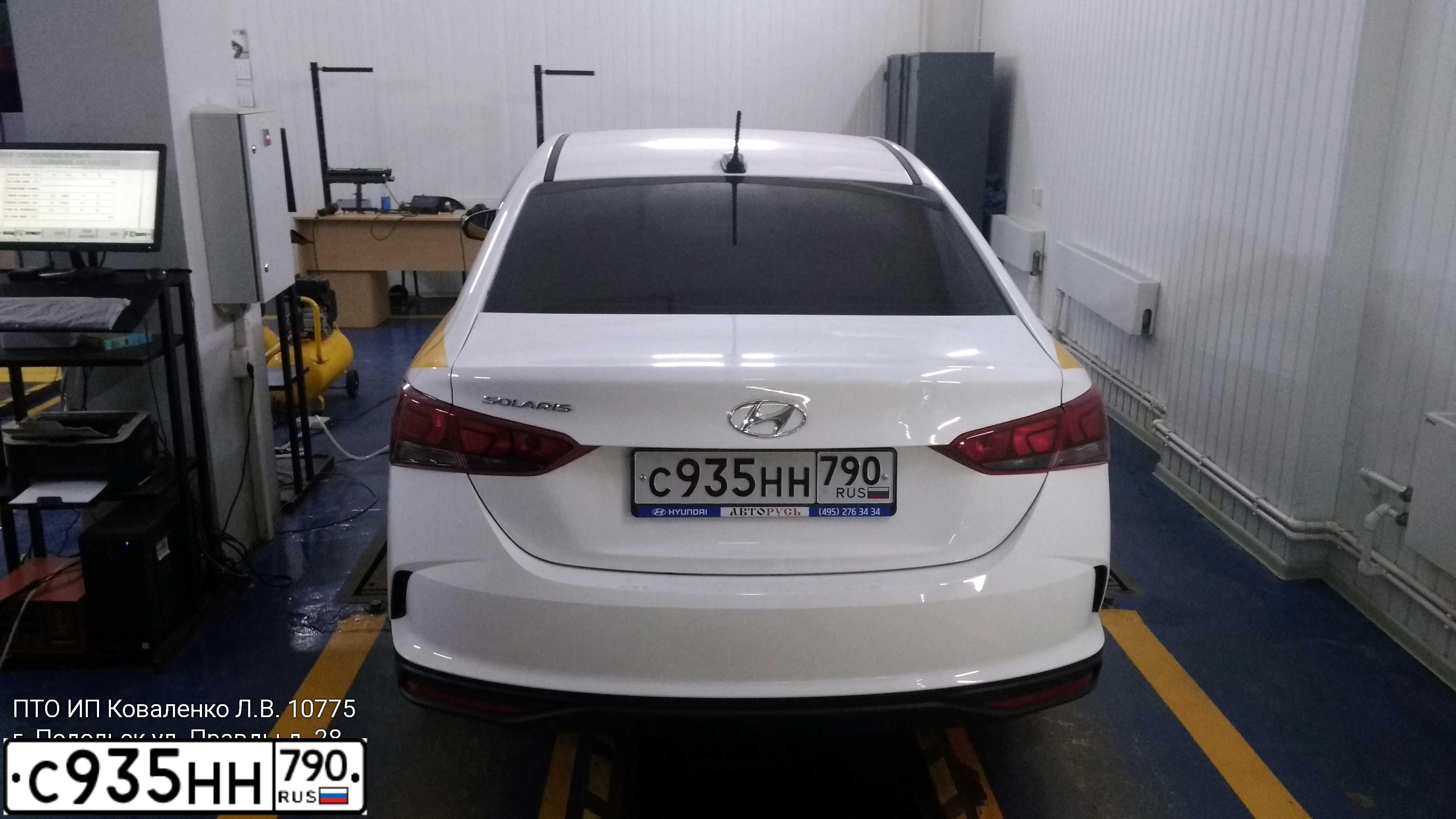 Фото автомобиля HYUNDAI SOLARIS, 2021 — госномер С935УУ790. Цвет: БЕЛЫЙ-ЖЕЛТЫЙ-СЕРЫЙ