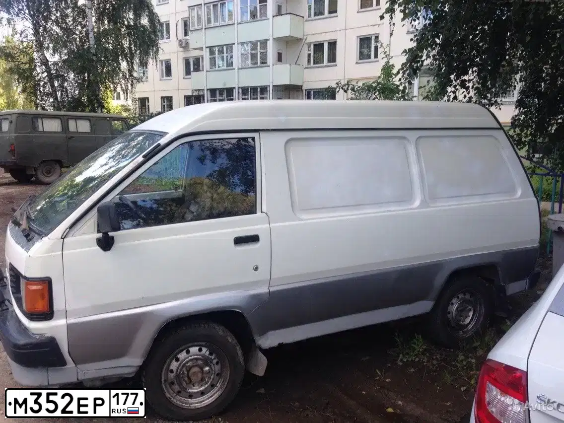 Фото автомобиля TOYOTA LITEACE, 1990 — госномер М352ЕР177. Цвет: БЕЛЫЙ