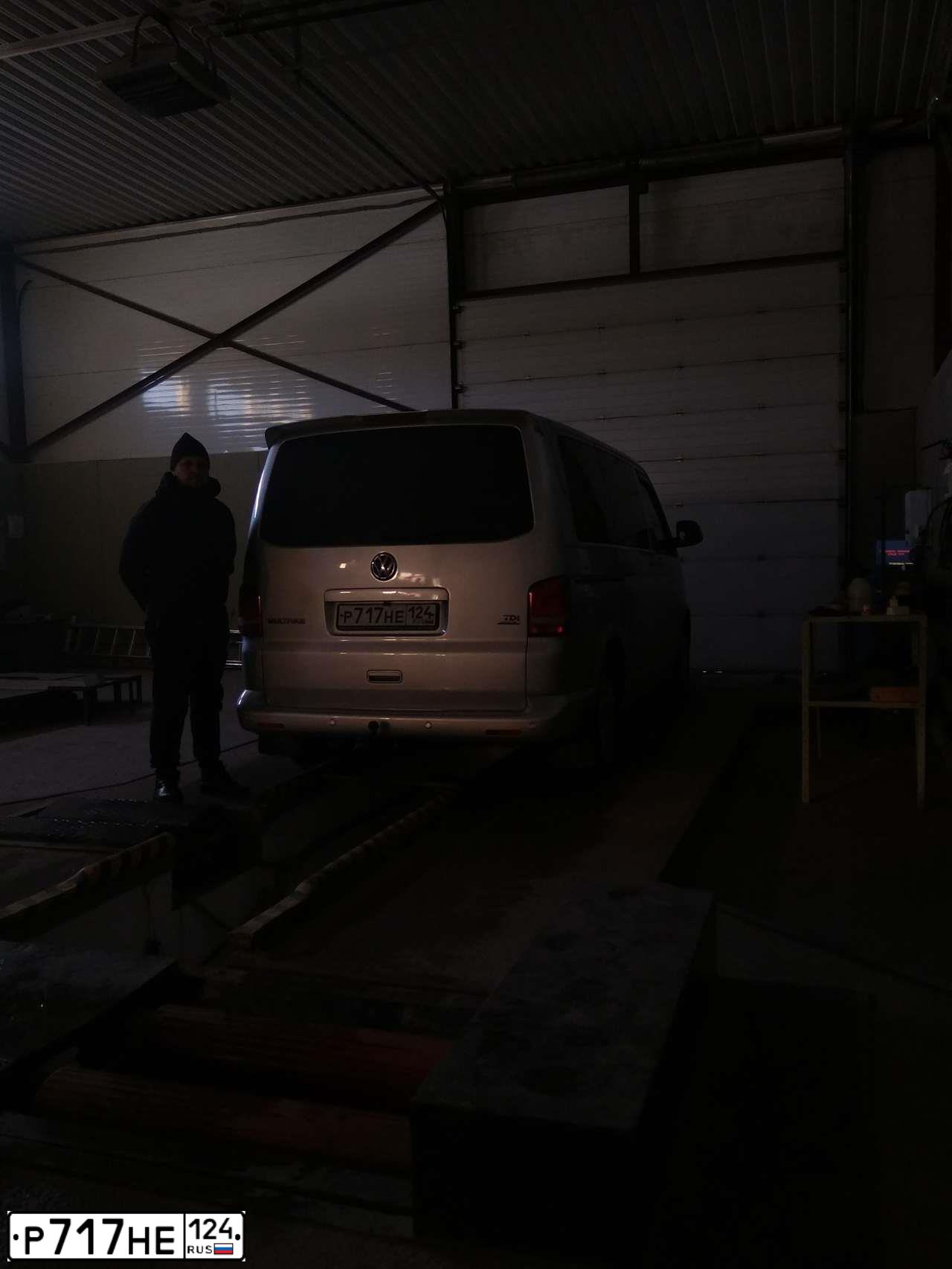 Фото автомобиля VOLKSWAGEN MULTIVAN, 2010 — госномер С588ВА124. Цвет: Серебристый