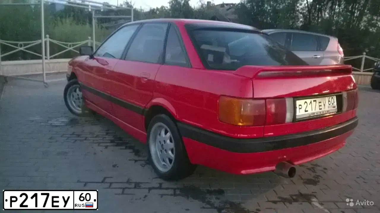 Фото автомобиля AUDI 80, 1990 — госномер Р217ЕУ60. Цвет: Красный
