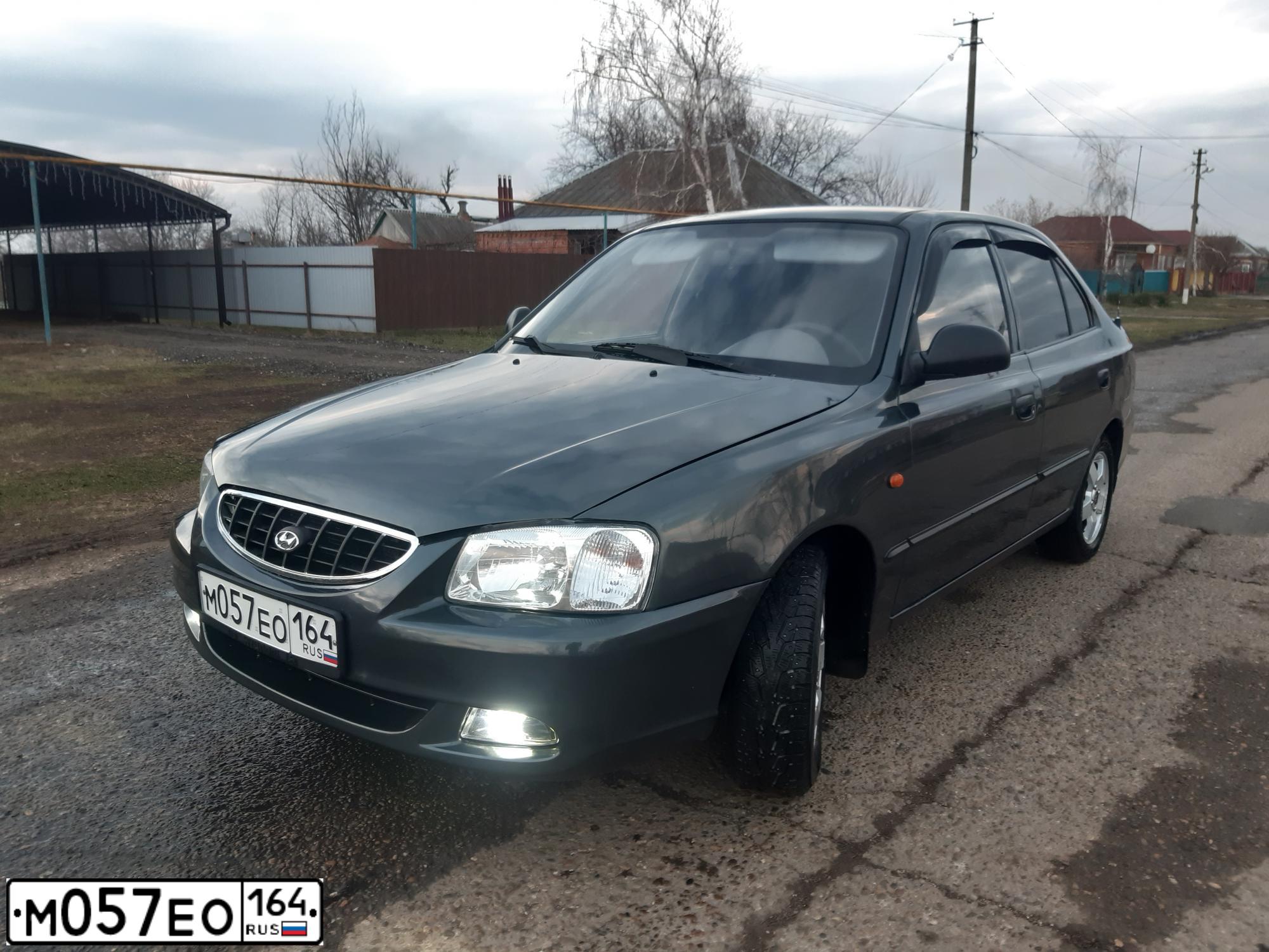 Фото автомобиля TAGAZ ACCENT, 2009 — госномер Р464ВХ64. Цвет: ТЕМНО-СЕРЫЙ